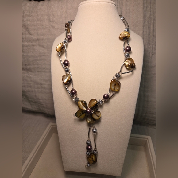 Jewelry - Handmade Shell & Pearl Flower Necklace